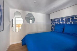 4 slaapkamers, een bureau, een strijkplank/strijkijzer, reisbedje