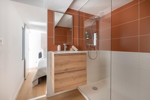 Een douche, een haardroger, handdoeken