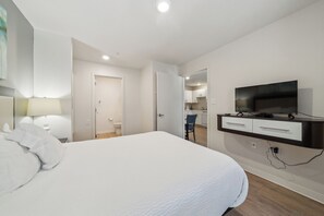 Escritorio, tabla de planchar con plancha, cuna de viaje y wifi gratis 