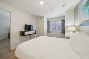 Escritorio, tabla de planchar con plancha, cuna de viaje y wifi gratis 