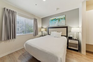 1 soverom, skrivebord, strykejern/-brett og reiseseng for barn