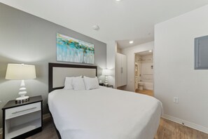 1 chambre, bureau, fer et planche à repasser, lit parapluie