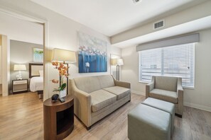 Skrivebord, strykejern/-brett, reiseseng for barn og wi-fi (inkludert)