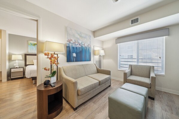 Escritorio, tabla de planchar con plancha, cuna de viaje y wifi gratis 