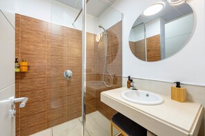 Shower, hair dryer, towels - Apartment 'Vera' with Shared Pool, Wi-Fi and Air Conditioning (Vera)