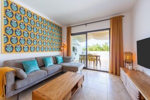 TV - Apartment 'Vera' with Shared Pool, Wi-Fi and Air Conditioning (Vera)