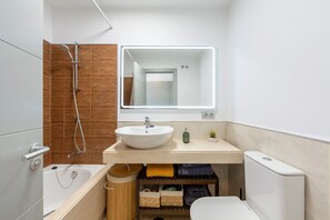 Dusj, hårføner og håndklær