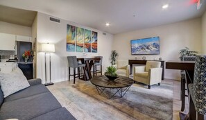 TV, offices - Wonderful 1 Bedroom Apt at The Rim (San Antonio)