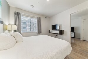 Escritorio, tabla de planchar con plancha, cuna de viaje y wifi gratis 