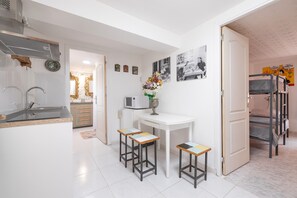 Jääkaappi, mikroaaltouuni, liesi, kahvin-/teenkeitin