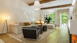 Un salon moderne avec un canapé, une table basse et des luminaires suspendus.