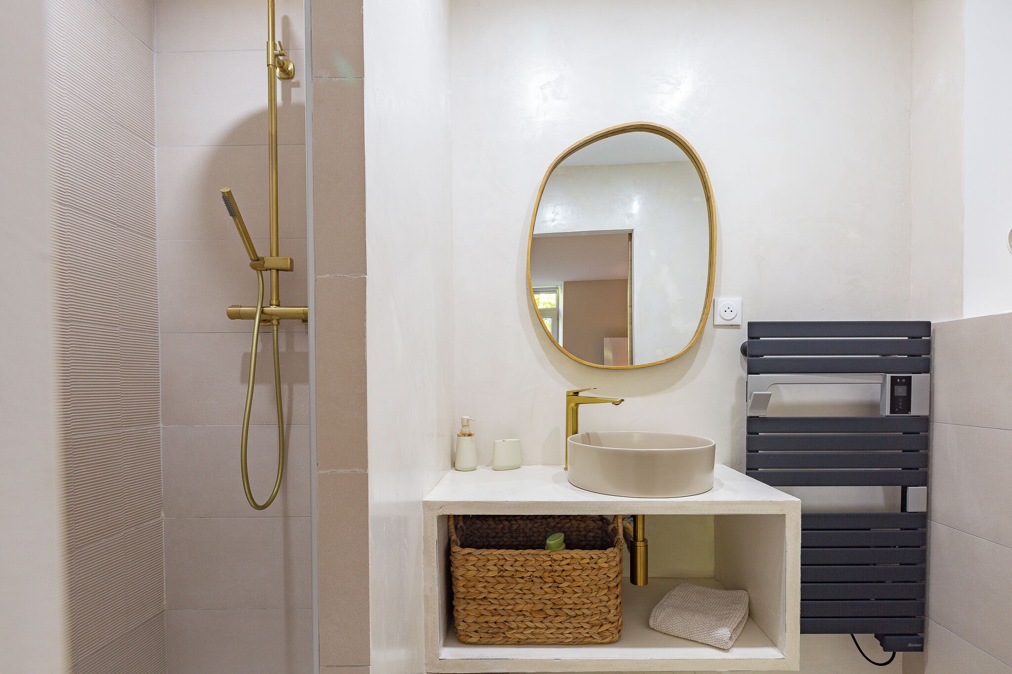 Douche, sèche-cheveux, serviettes fournies