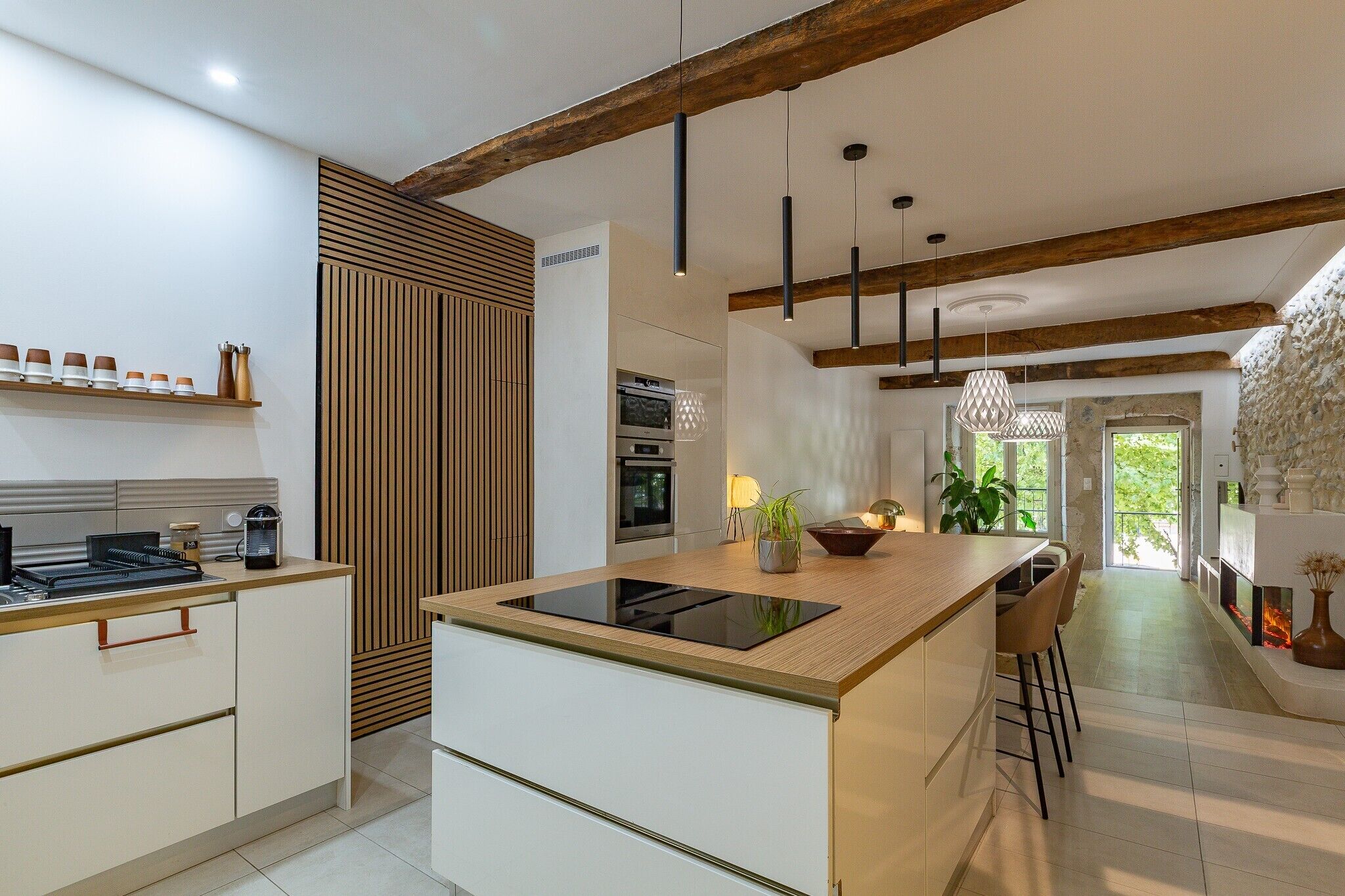 Geladeira, micro-ondas, fogão, lava-louças