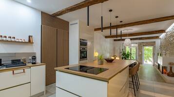 Geladeira, micro-ondas, fogão, lava-louças