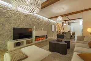 TV, fireplace
