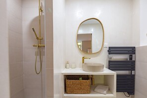 Ducha, secador de pelo, toallas