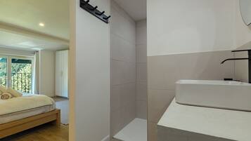 Dusch, hårtork och handdukar