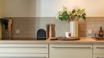 Geladeira, micro-ondas, fogão, cooktop