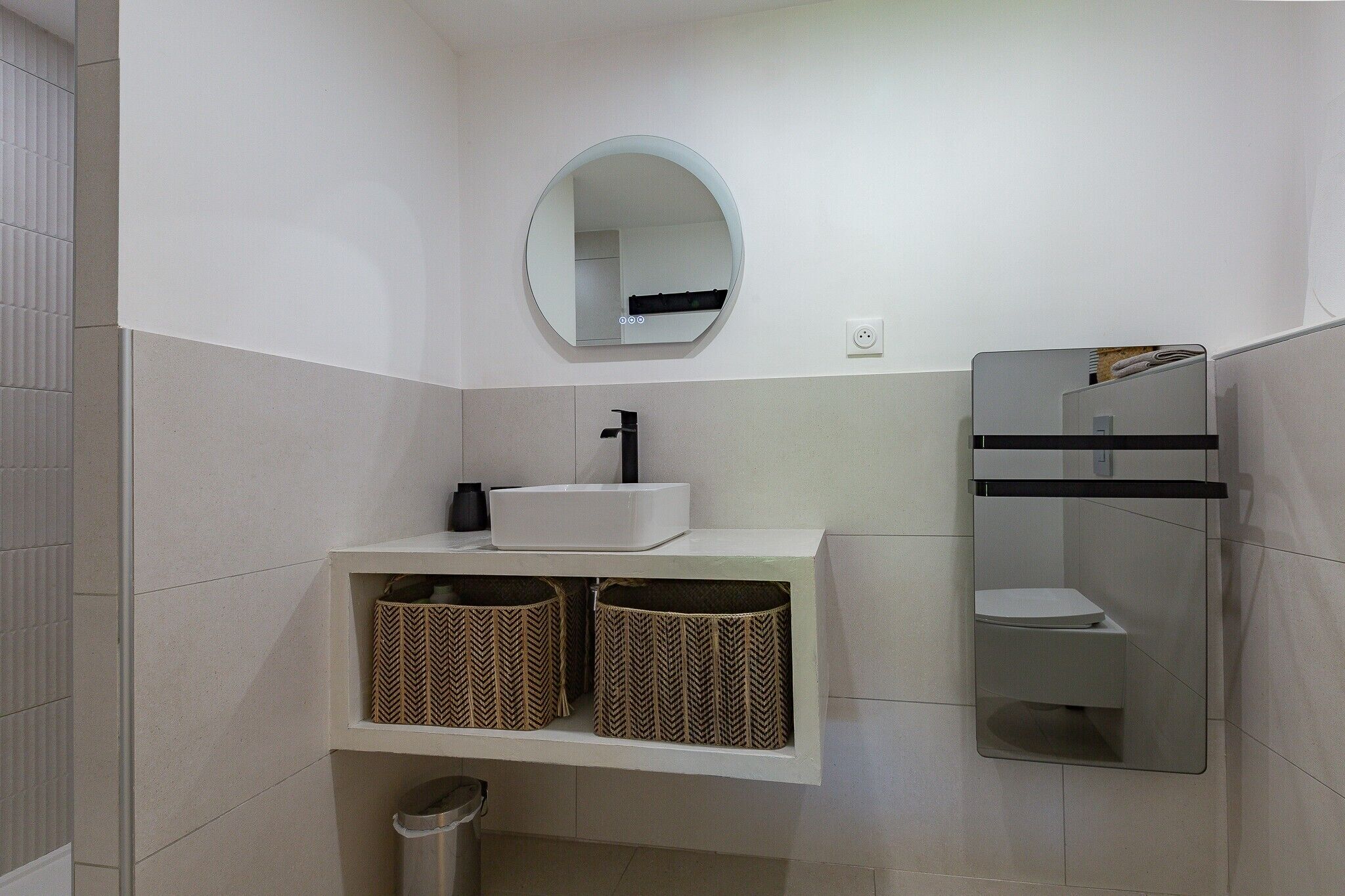 Een douche, een haardroger, handdoeken