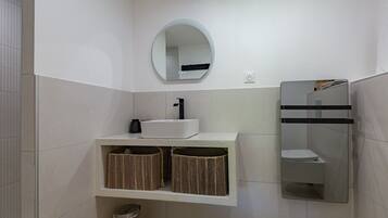 Een douche, een haardroger, handdoeken