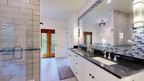 Douche, séchoir à cheveux, serviettes fournies