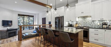 Geladeira, micro-ondas, fogão, cooktop