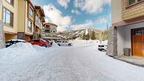 Property grounds - Luxury Villagewalk Townhouse in Sun Peaks (Sun Peaks)