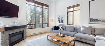 Luxury Villagewalk Townhouse in Sun Peaks