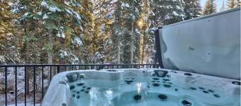 Luxury Villagewalk Townhouse in Sun Peaks