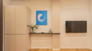 Apartamento (1 Bedroom) | Zona de estar | Televisión de 32 pulgadas con canales por cable