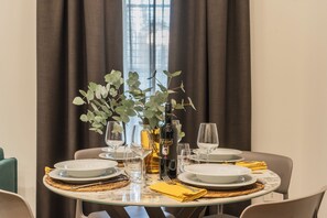 Departamento (1 Bedroom) | Área de sala de estar | Televisión de 32 pulgadas con canales por cable