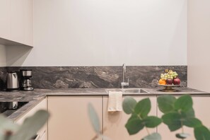 Departamento (1 Bedroom) | Cocina privada | Horno, lavavajillas, tetera eléctrica y tostadora