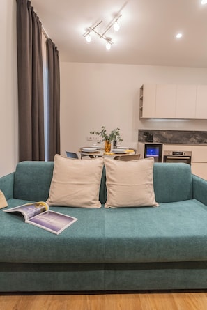 Apartemen (1 Bedroom) | Area keluarga | Televisi 32-inci dengan saluran TV kabel