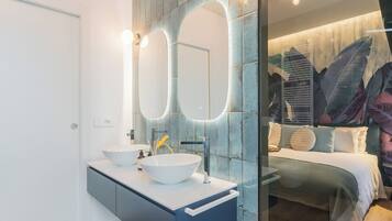 Apartment, City View (1 Bedroom) | Bathroom | Shower, hair dryer, bidet, towels