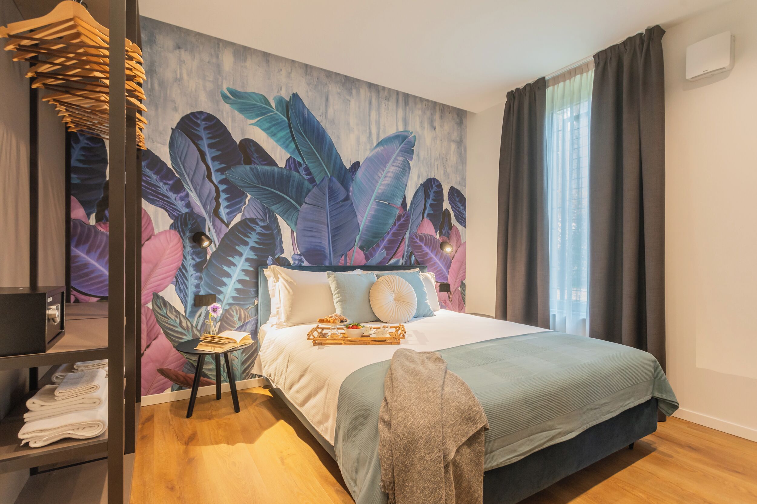 1 habitación, tabla de planchar con plancha y ropa de cama 