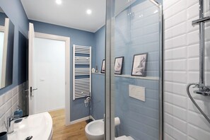 Shower, hair dryer, towels - Apartment 'La Casetta Di Leo' with Balcony, Wi-Fi and Air Conditioning (Genova)