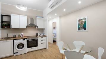 Kühlschrank, Ofen, Herdplatte, Wasserkocher mit Kaffee-/Teezubehör