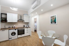 Fridge, oven, stovetop, coffee/tea maker