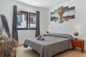 1 habitación, tabla de planchar con plancha, wifi gratis y ropa de cama 