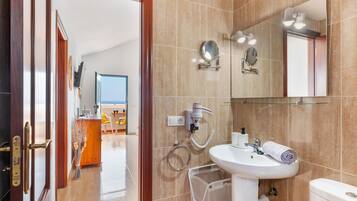 Een douche, een haardroger, handdoeken