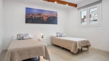 3 slaapkamers, een strijkplank/strijkijzer, gratis wifi, beddengoed