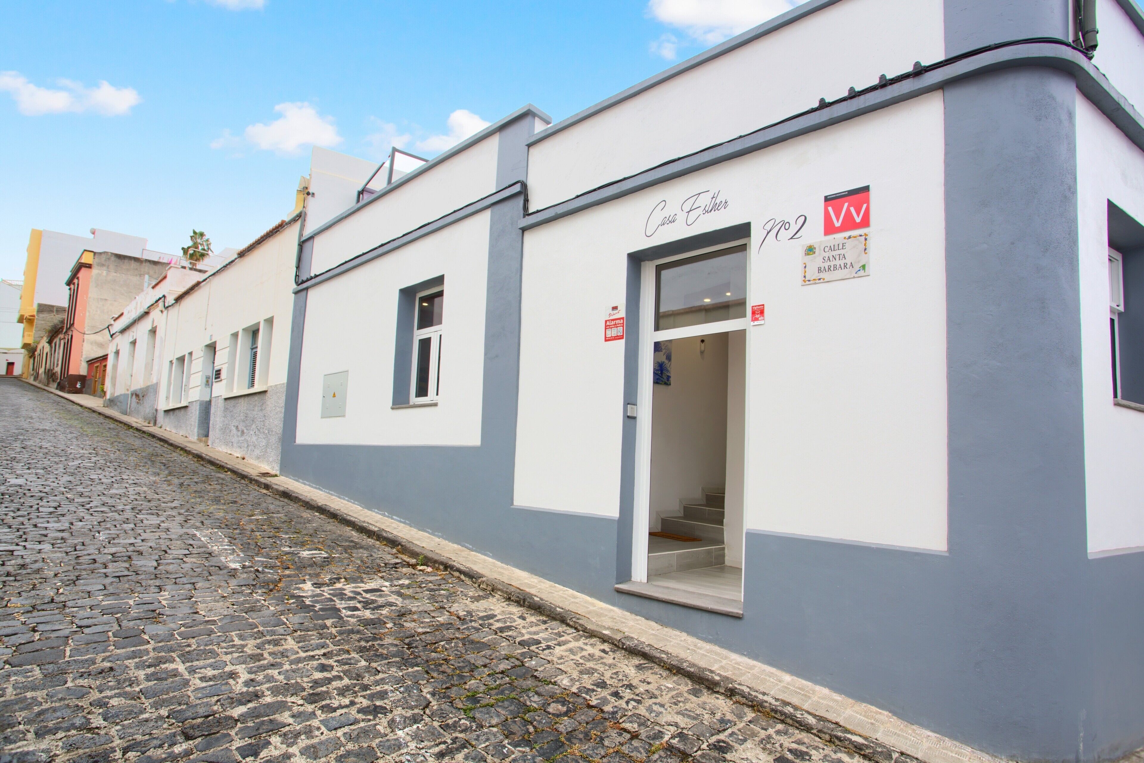 Un edificio con un letrero que dice 'Casa Ester' y 'Calle Santa Barbara'.