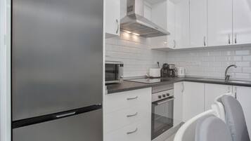 Køleskab, mikrobølgeovn, ovn, kogeplade