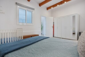 3 bedrooms, iron/ironing board, free WiFi, bed sheets