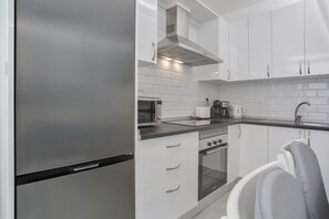 Frigorífico, microondas, horno y placa de cocina