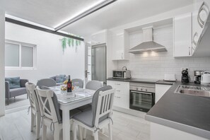 Fridge, microwave, oven, stovetop - Vacation 'Casa Esther In Icod' with Mountain View, Private Terrace and Wi-Fi (Icod de los Vinos)