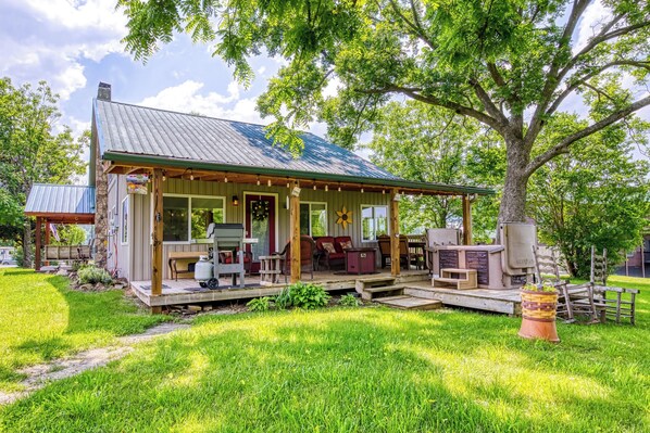 Terrace/patio - Valley View Farmhouse- Hot Tub, $560 Tickets per Paid Day (Sevierville)