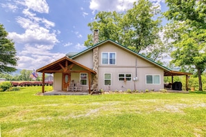 Exterior - Valley View Farmhouse- Hot Tub, $560 Tickets per Paid Day (Sevierville)