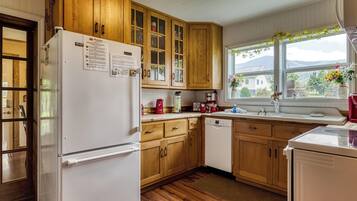 Fridge, microwave, dishwasher, coffee/tea maker