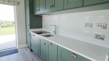 Dishwasher, cookware/dishes/utensils